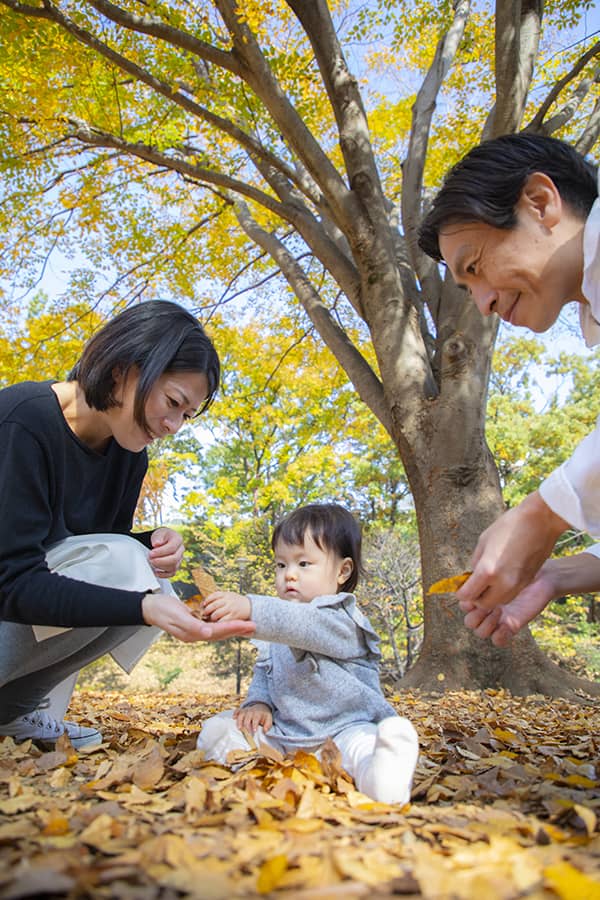 娘の一歳記念を祝う家族の写真