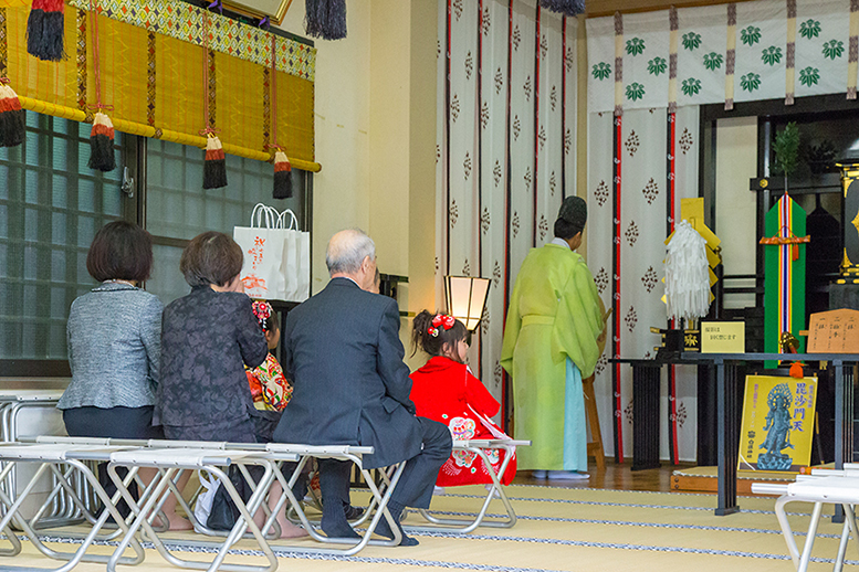 藤沢白旗神社での七五三のご祈祷の様子