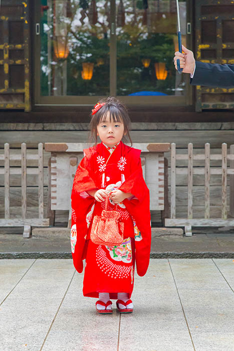 神社に出張撮影した三歳の女の子の七五三写真