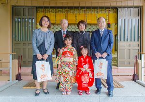 藤沢市の白幡神社に出張撮影した七五三記念日の家族集合写真