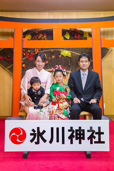 神奈川県相模原市にある氷川神社の待合室で撮影した七五三の家族写真