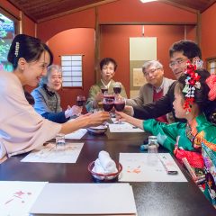 お店で七五三の乾杯をする家族