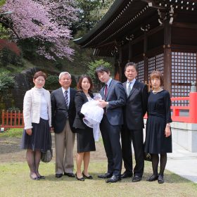 川崎市宮前区にある白幡八幡大神に出張撮影したお宮参りの家族の集合写真