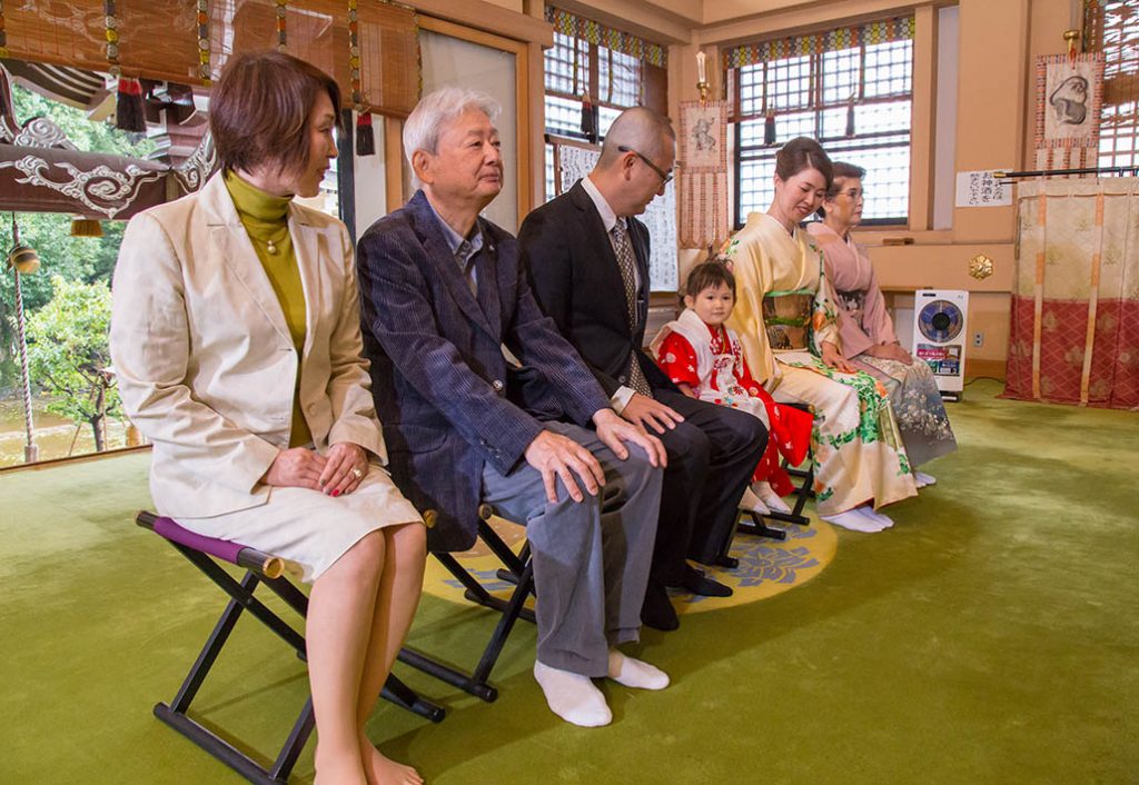 東京・諏訪神社で七五三のご祈祷をうける家族の写真