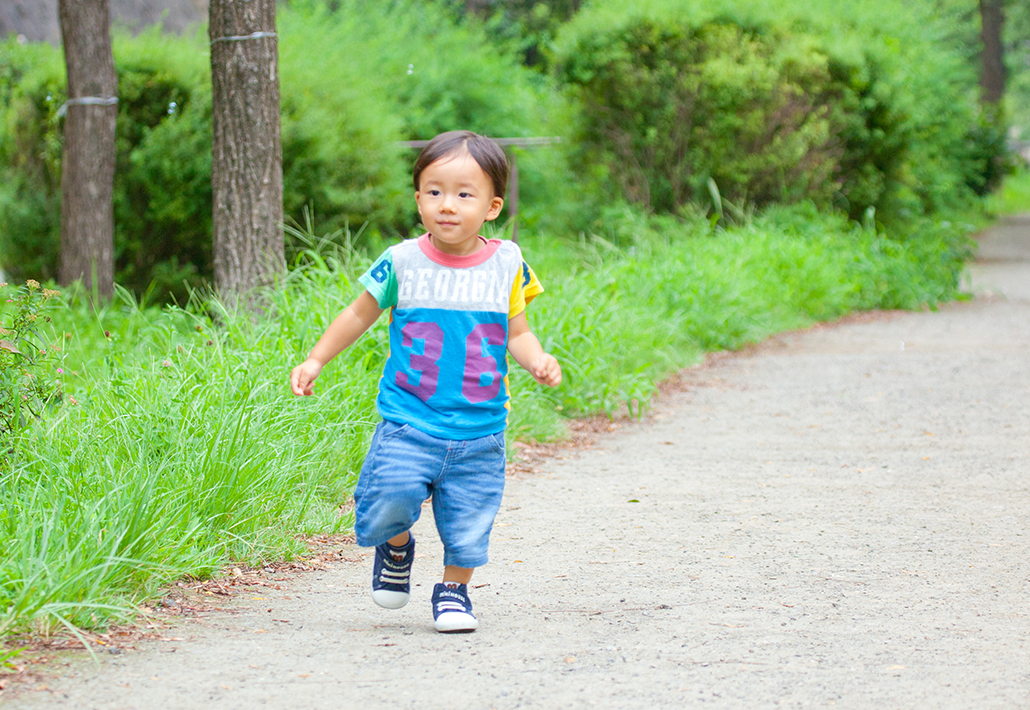 横浜市都筑区の緑道を走る男の子の写真