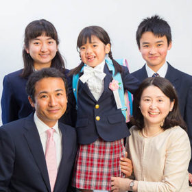 入学記念日の家族写真
