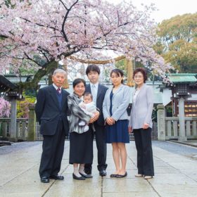 横浜の神社で撮影した家族の集合写真