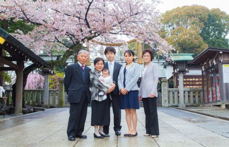 横浜の神社で撮影した家族の集合写真