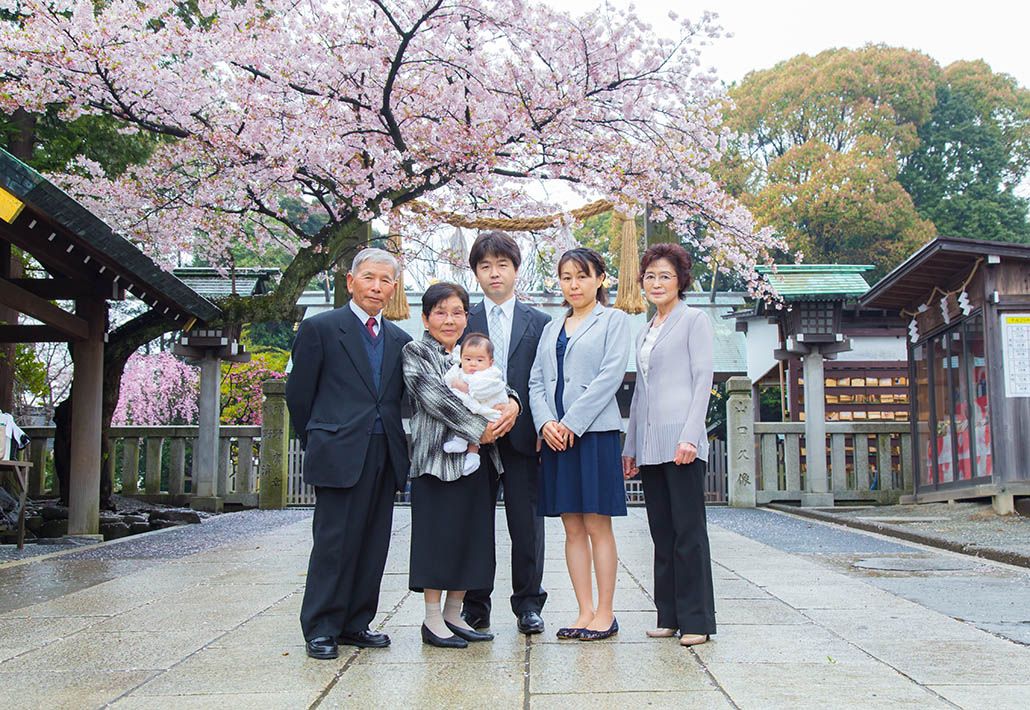 横浜の神社で撮影した家族の集合写真
