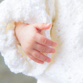 お宮参りの赤ちゃんの手