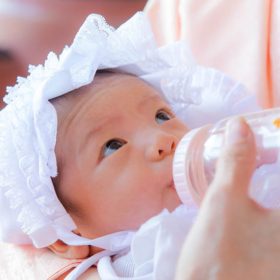 哺乳瓶のミルクを飲む赤ちゃん