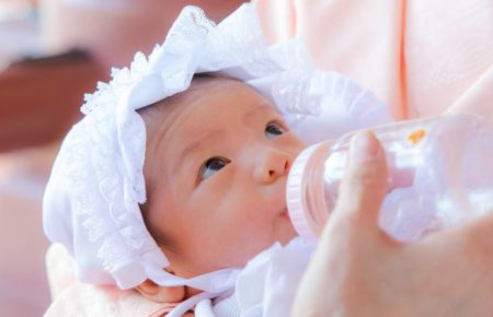 哺乳瓶のミルクを飲む赤ちゃん