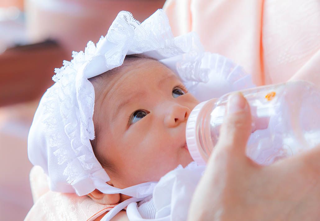 哺乳瓶のミルクを飲む赤ちゃん