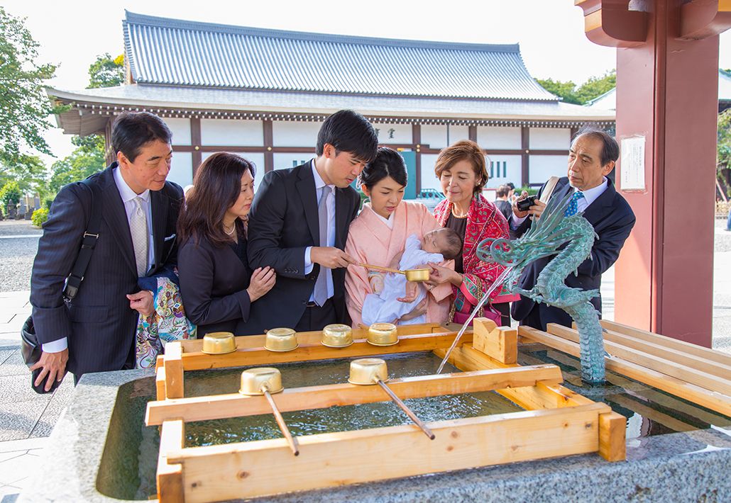 東京都大田区の池上本門寺でお手水をする家族の写真