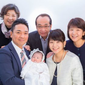 横浜市青葉区のたまプラーザ駅前写真館で撮影したお宮参り記念日の家族写真