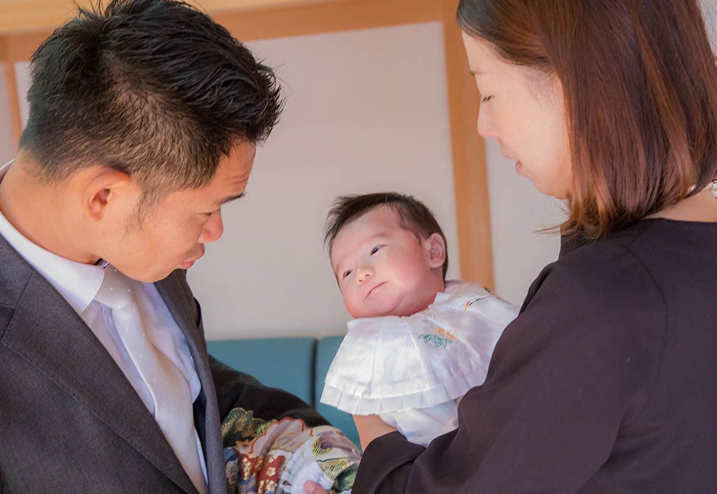 横浜市青葉区の前川神社に出張撮影したお宮参りの赤ちゃんと両親の写真