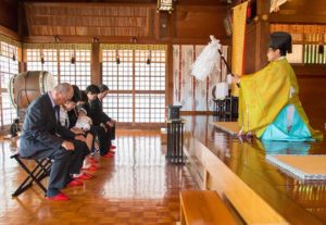 川崎市宮前区の白幡八幡大神でのお宮参りのご祈祷の様子