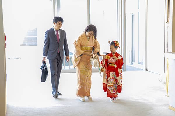 伊勢山皇大神宮での七五三のご祈祷を終えられた家族の写真